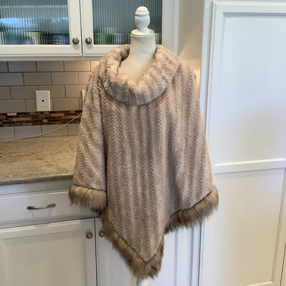 Adrienne Landau Cream Tan Faux Fur Poncho Size Large